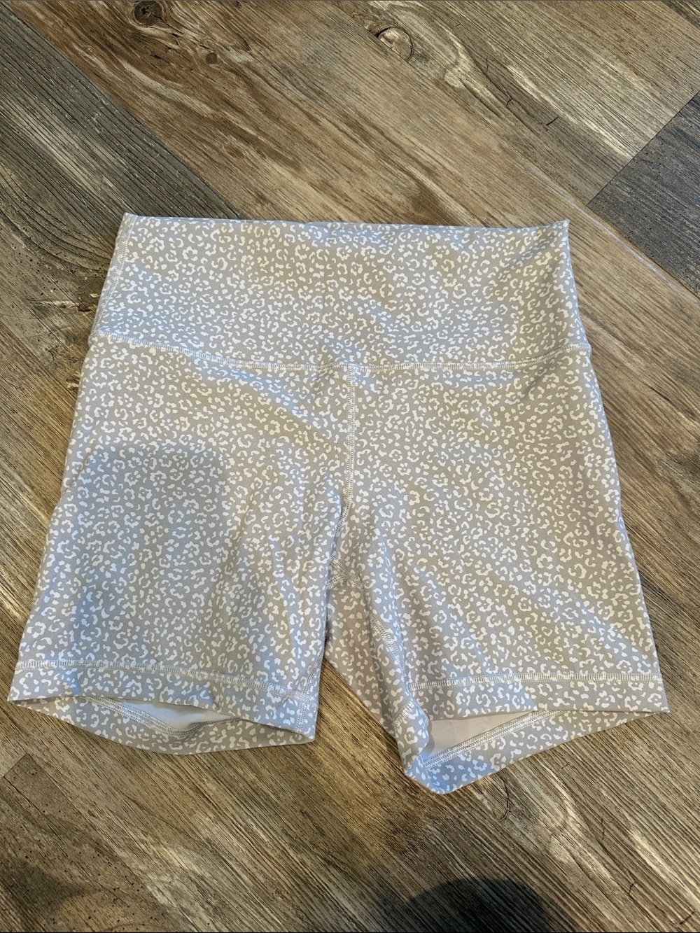 NEW without tags!! Lululemon Wunder Train short Leopard Daisy Starlight Multi